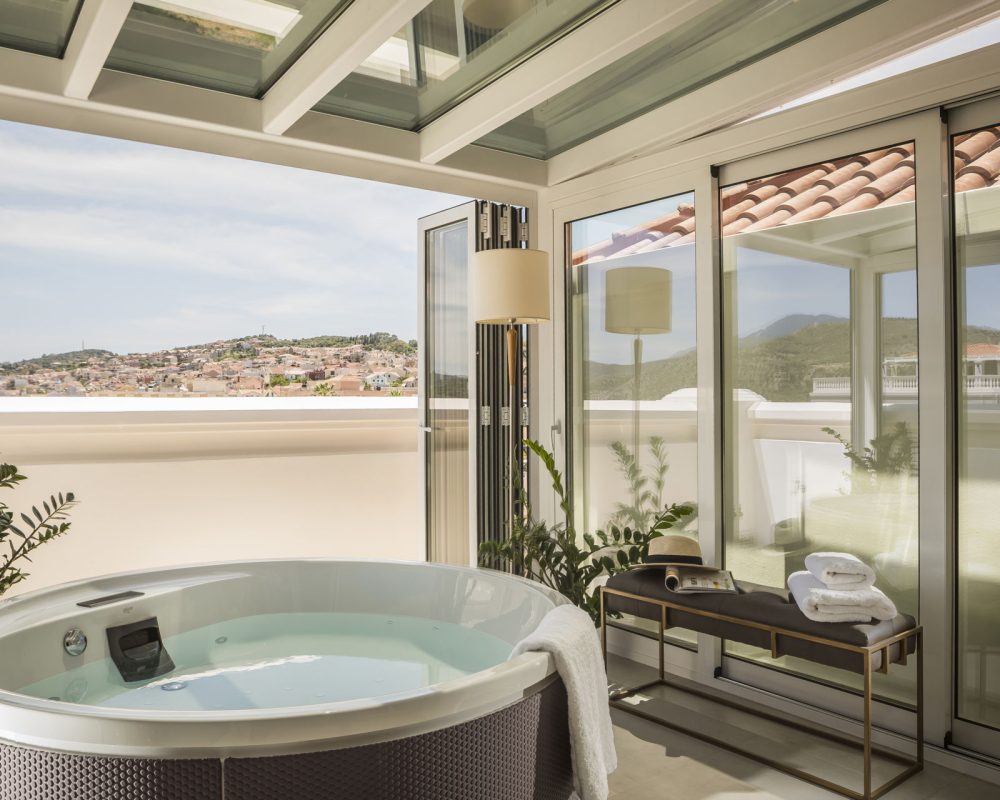Penthouse Suite With Outdoor Hot Tub